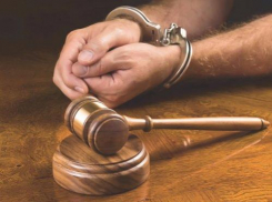 Двое грабителей в Волжском напали на 64-летнюю женщину