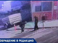 «Сила есть — ума не надо»: камеры в Волжском засняли, как подростки издевались над ограждением, пока он не упало