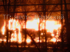 В Волжском на рассвете пожарные тушили полыхающий автобус