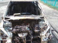 В Волжском неизвестный поджёг автомобиль Citrоen