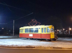 В Волжском установили памятник 60-летнему трамваю