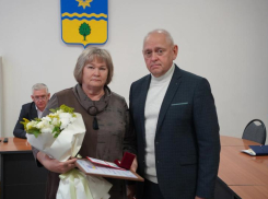 Мать Героя России Михаила Подшибякина получила знак Почетного гражданина Волжского