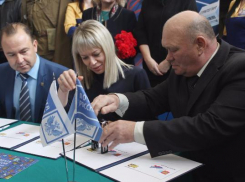 В Волжском была погашена марка в память о герое Сергее Солнечникове