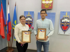 В Волжском начальник МВД поощрил работников банка за активность