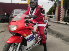 По Волжскому прокатился Дед Мороз на мотоцикле