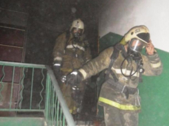 Глубокой ночью спасатели эвакуировали 10 человек из-за пожара в квартире в Волжском