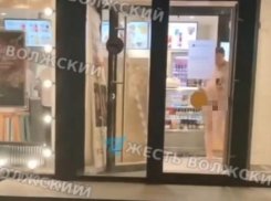 В Волжском мужчина разгуливал без одежды: видео