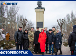Спустя 126 лет сотни волжан продолжают нести цветы к монументу Федора Логинова