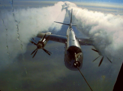 В небе под Волгоградом летчики на бомбардировщиках отработают дозаправку в воздухе