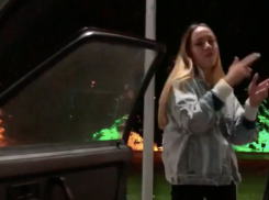 Фигуристая волжанка покрутила бедрами, выпрыгнув из «девятки»