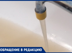 Ни подмыться, ни поесть: жители Волжского страдают от рыжей воды из-под кранов