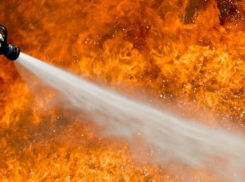 Огонь поглотил балкон многоэтажки 