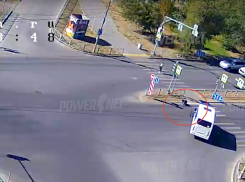 В Волжском маршрутка сбила электросамокатчика на пешеходном переходе: видео