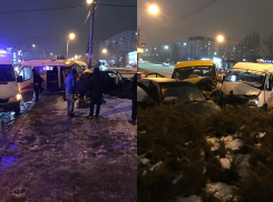 Две маршрутки и легковушка вдребезги разбились, вылетев на обочину: есть пострадавшие