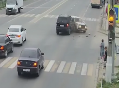 Водитель «семерки» протаранил иномарку: авария в Волгограде попала на видео