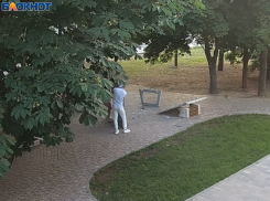 На аллее в Волжском уничтожили теннисный стол