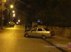 На севере Волгограда неопытный водитель протаранил кирпичный забор