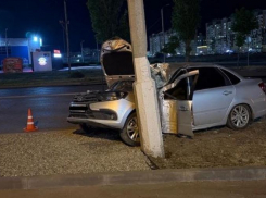 В Волжском водитель «Лады Гранты» врезался в столб на проспекте Ленина