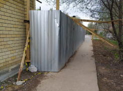 Строительство коттеджа в парковой зоне мешает детям ходить школу в Волжском 