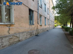 Оградительными лентами закрыли общежитие на Набережной в Волжском после жалоб