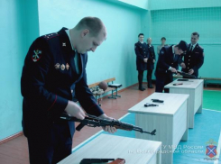 Волжские кадеты пытались быстрее полицейских разобрать автоматы и пистолеты