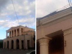 В Волжском крыша с исторического здания на въезде в город едва не рухнула на прохожих от ветра 