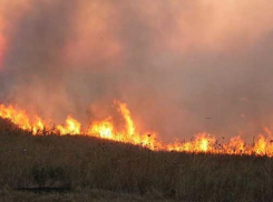 Под Волжским шесть часов тушили сто тонн сена