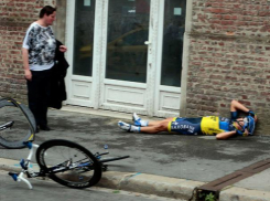 В Волжском вырубили  велосипедиста