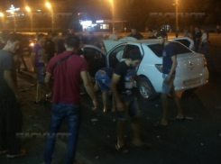 Водитель Renault со всей скорости влетел в витрину «Мегафона» в Волжском