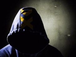 В Волжском орудует банда подростков в капюшонах, которые обкидывают автомобили камнями