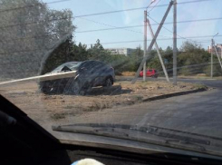 Подрезавший автомобиль велосипедист в Волжском чудом спасся 