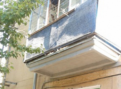 Управляющую компанию заставили отремонтировать рассыпающийся балкон в Волжском 