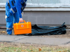 Около кафе обнаружили труп мужчины