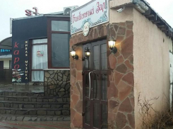 Все свои стоки кафе-автомойка сливает под нос пешеходам, - волжанин