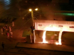 В Волжском горели торговые ряды на рынке