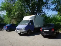 Администрация Волжского и активисты борются с парковкой коммерческого транспорта во дворах