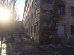 Жители общаги в Волжском, в которой рухнула стена: наш дом, как после сирийской бомбежки