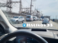 Мужчина пытался спрыгнуть с моста на Волжской ГЭС: его спас полицейский