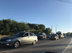 Волжане провели вечер пятницы в пробке на ГЭС