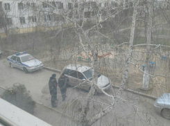 В Волжском сын удерживает мать в заложниках