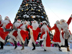 На грандиозное лазерное шоу, концерт Мороза и веселые пляски пригласили волжан в новогоднюю ночь