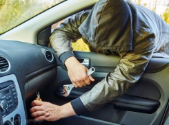 Пока неумелый автоворишка вскрывал машину в Волжском, на место приехали полицейские