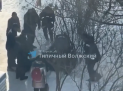 В Волжском медики борются за жизнь выпавшей из окна 19-летней девушки