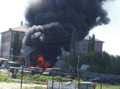 Пламя разрушительного пожара охватило два автомобиля в Волжском