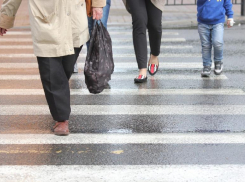 Автомобилист сбил женщину на пешеходном переходе в Волжском