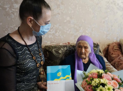 Жительницу Волжского поздравили со 100-летием