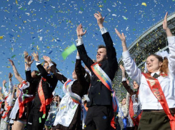 Для школьников Волжского прозвучал последний звонок