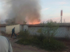 В хуторе Госпитомник пироманы спалили два сарая и четыре гараж