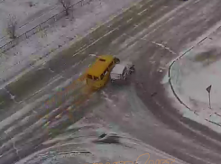 В Волжском «Нива» влетела в маршрутку на перекрестке