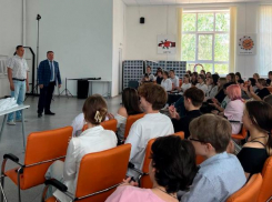 «Будущее за цифровой экономикой!»: Владимир Ефимов оценил инновации в «Кванториуме» Волжского